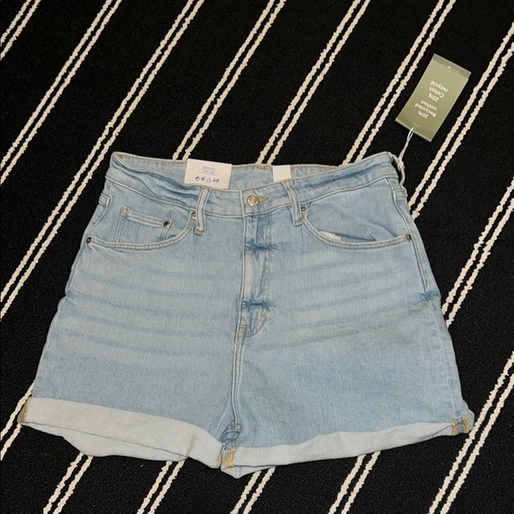 H&M Light Wash High Waisted Denim Mom Shorts - Picture 1 of 4